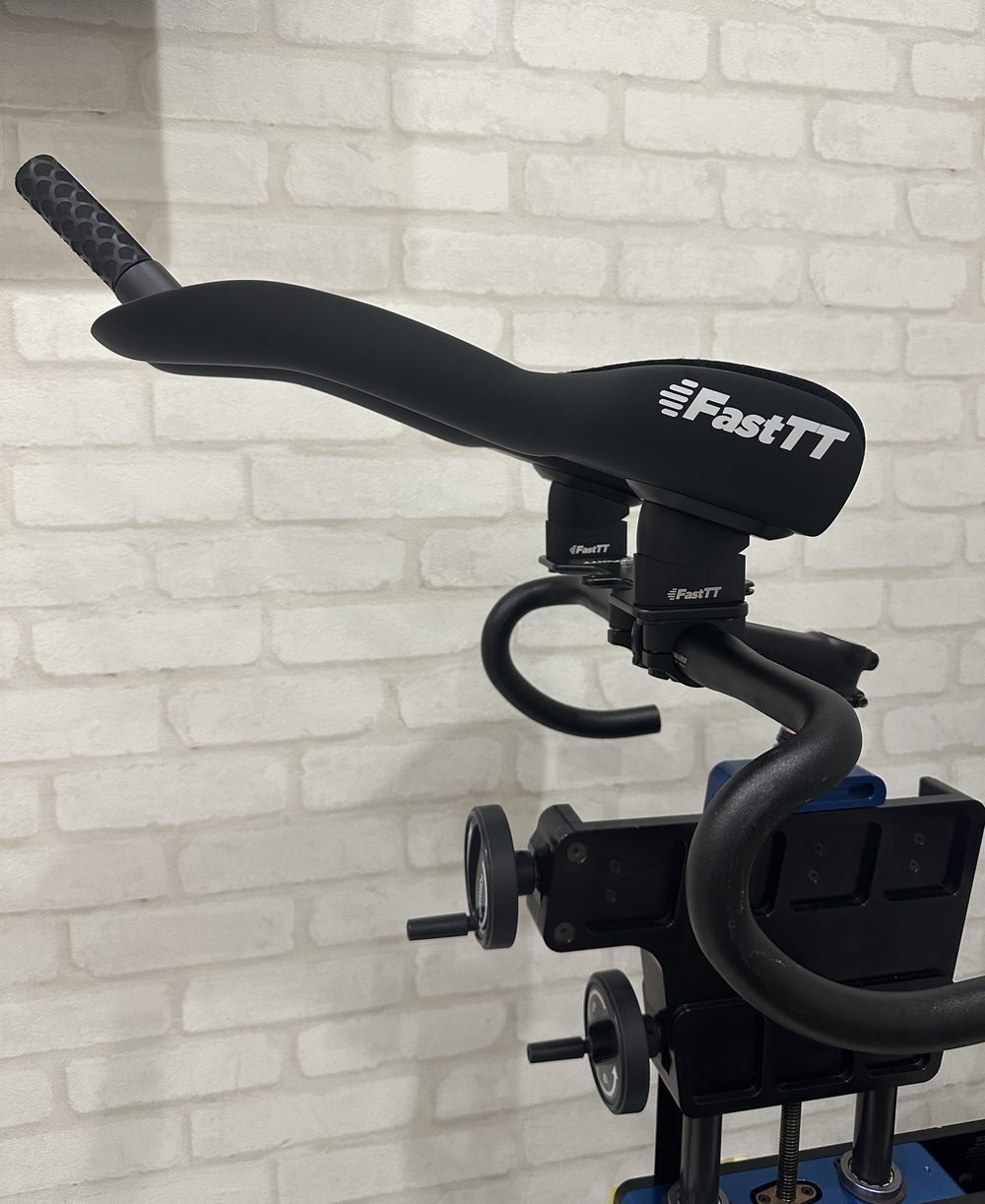 フィットバイクに取り付けたFastTTのアームレストとエクステンションバー